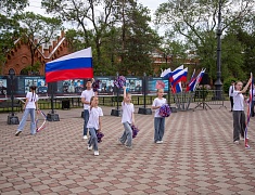 Олег Имамеев вручил благовещенским школьникам первые паспорта