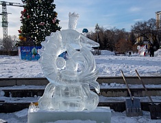 Фигуры изо льда украсили площадь возле Общественно-культурного центра в Благовещенске