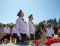 Цветы в память о подвиге советских солдат возложили в Благовещенске