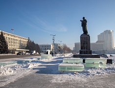На площади Ленина приступили к оформлению зимнего городка