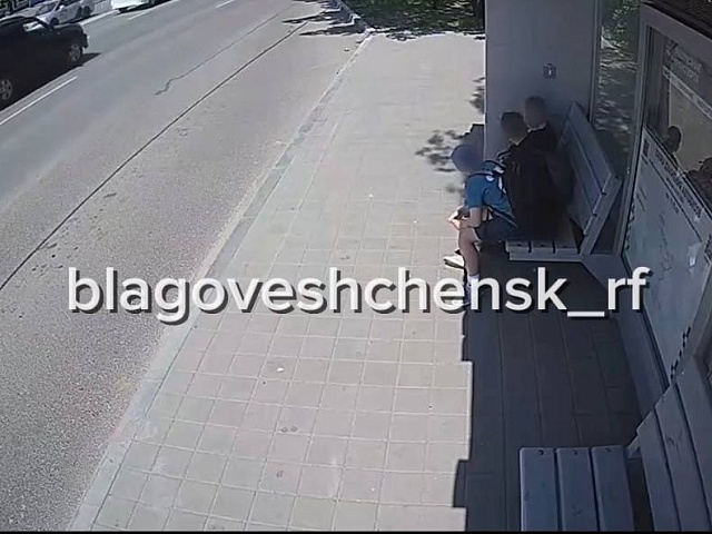 От рук малолетних вандалов пострадала остановка в Благовещенске 