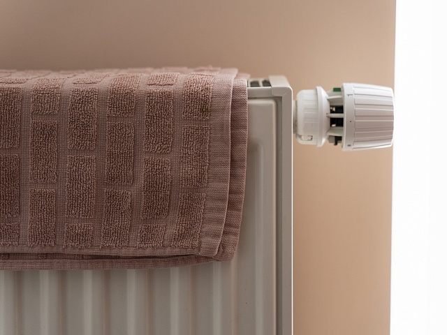 В первую очередь - звоним в свою управляющую компанию