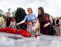 В День памяти и скорби благовещенцы возложили цветы к памятнику воинам-амурцам