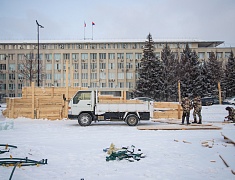 В Благовещенске приступили к монтажу главной новогодней ели