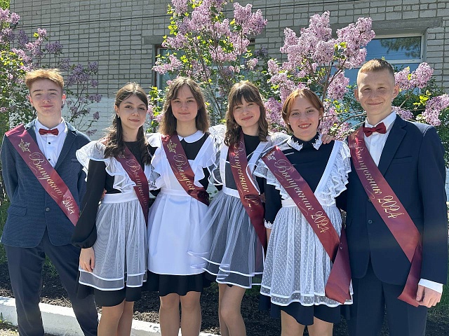 Последний звонок сегодня услышали больше 3700 благовещенцев