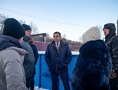 Выездная встреча мэра по заливке катка на Нагорной, 14