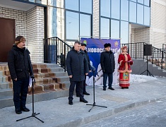 Дмитрий Гумиров вручил ключи от благоустроенных квартир первым новосёлам 