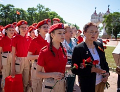 Цветы в память о подвиге советских солдат возложили в Благовещенске