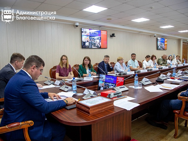 «Цветы на воде», «Автобус Победы» и экосистема развития: Благовещенск поделился опытом патриотического воспитания с Москвой