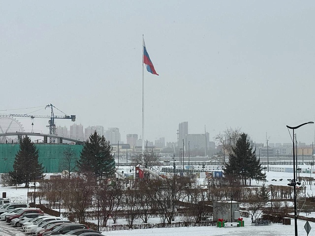 Сегодня из-за погодных условий с флагштока на набережной Амура временно спустят триколор