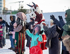 Театрализованная игровая программа для всей семьи "Рождество по-русски" прошла на центральной площади Благовещенска