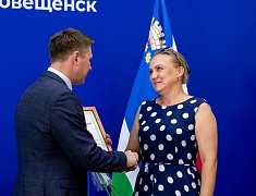 В Благовещенске работников торговли отметили Почетными грамотами