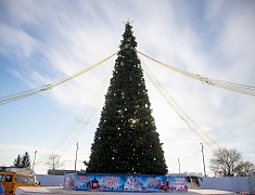 Театрализованная игровая программа для всей семьи "Рождество по-русски" прошла на центральной площади Благовещенска