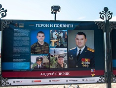 Мэр Благовещенска в День России вручил паспорта 13 юным благовещенцам