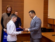 Городские школьники получили первые паспорта из рук мэра Олега Имамеева