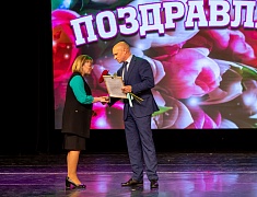 В Благовещенске за заслуги наградили более сотни педагогов