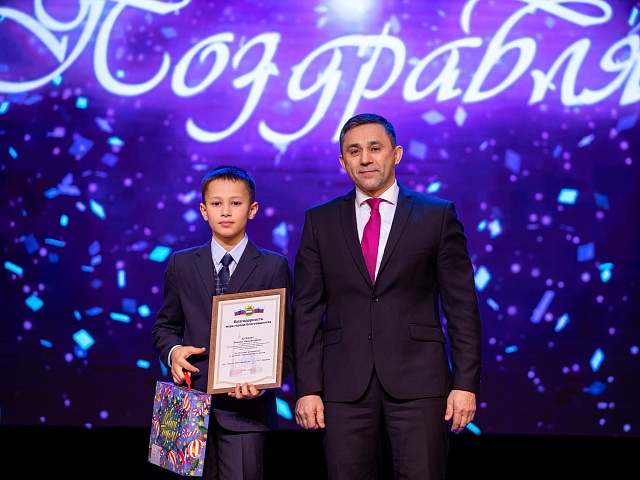 В Благовещенске одаренные дети получили стипендию мэра