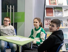 В Благовещенске детям участников СВО вручили новогодние подарки и билеты на праздничные мероприятия