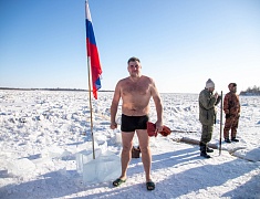  Благовещенцы окунулись в прорубь на Крещение