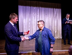 Знаки «50 лет Байкало-Амурской магистрали» вручили благовещенцам