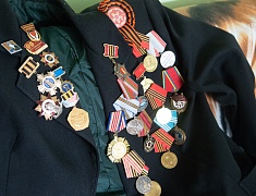 Мэр Благовещенска Олег Имамеев поздравил с наступающим Днем Победы Клару Верисоцкую