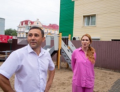 Мэр Олег Имамеев проконтролировал работы по благоустройству сквера водников и дворов 