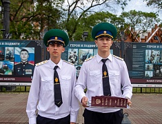 Олег Имамеев вручил благовещенским школьникам первые паспорта