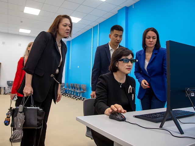 Заммэра Хэйхэ удивило оснащение самой большой школы на Дальнем Востоке и мастерство благовещенских ушуистов