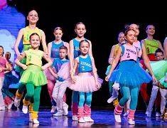 Мэр города Олег Имамеев поздравил благовещенский ансамбль "Ровесники" с 57-летием