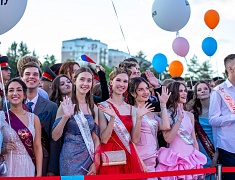 Почти 1200 благовещенских выпускников прошли в торжественном шествии по центру Благовещенска 