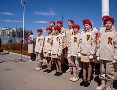 В амурской столице в преддверии Дня Победы подняли Копию Знамени Победы