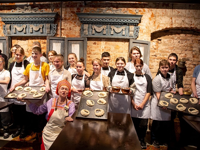 Благовещенских ребят с инвалидностью и ОВЗ научили печь калачи