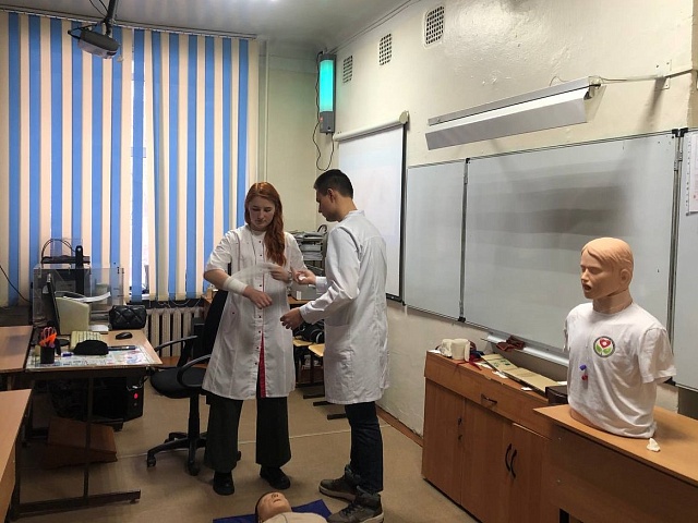 Учеников благовещенской школы №27 научили оказывать первую помощь