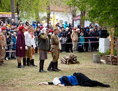 Реконструкцию боя Великой Отечественной войны показали гостям Городского парка в День Победы