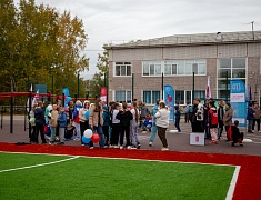 «Умную» спортивную площадку в Благовещенске открыли зарядкой и состязаниями