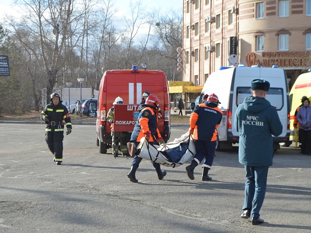 В Благовещенске спасатели учились ликвидировать последствия ракетного удара 