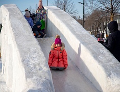 Театрализованная игровая программа для всей семьи "Рождество по-русски" прошла на центральной площади Благовещенска