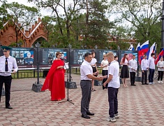 Олег Имамеев вручил благовещенским школьникам первые паспорта