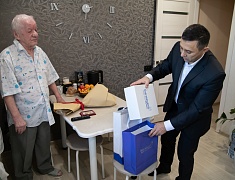 Мэр Олег Имамеев вручил юбилейную медаль "блокаднику" Валерию Великоборцу