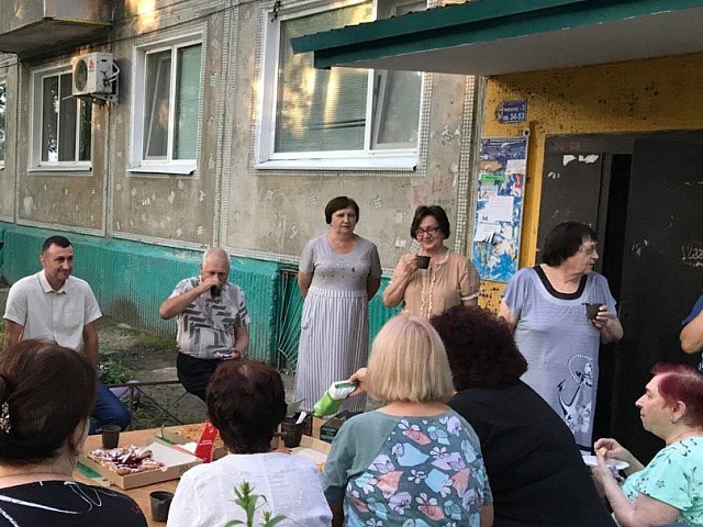 За чашкой чая и с пирогами провели общедомовое собрание жители в одном из благовещенских дворов