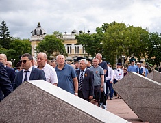 В День памяти и скорби благовещенцы возложили цветы к памятнику воинам-амурцам