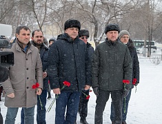 В День Героев России мэр Олег Имамеев и городские депутаты возложили цветы к памятнику Юрию Кузнецова