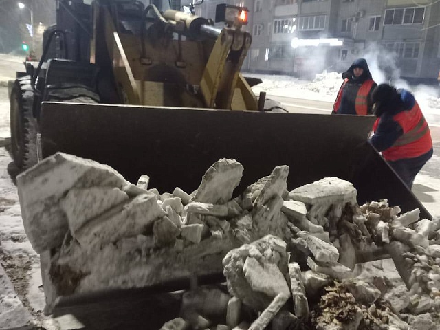 Рабочие ГСТК чистят заездные карманы и устраняют последствия ДТП