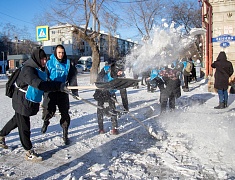 Благовещенские студенты почистили тротуары возле медучреждений