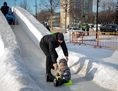 Театрализованная игровая программа для всей семьи "Рождество по-русски" прошла на центральной площади Благовещенска