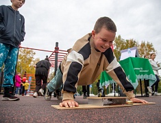 «Умную» спортивную площадку в Благовещенске открыли зарядкой и состязаниями