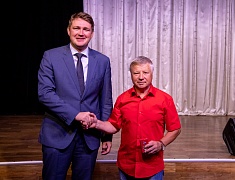 Знаки «50 лет Байкало-Амурской магистрали» вручили благовещенцам