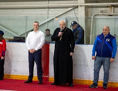 В Благовещенске впервые проходят отборочные игры турнира по русскому хоккею на призы патриарха Московского и всея Руси