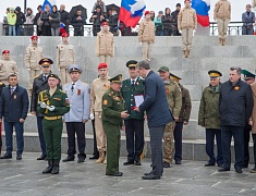 В честь Дня Победы в Благовещенске развернули знамя Победы