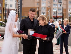 Коллективную свадьбу провели на берегу Зеи в Благовещенске